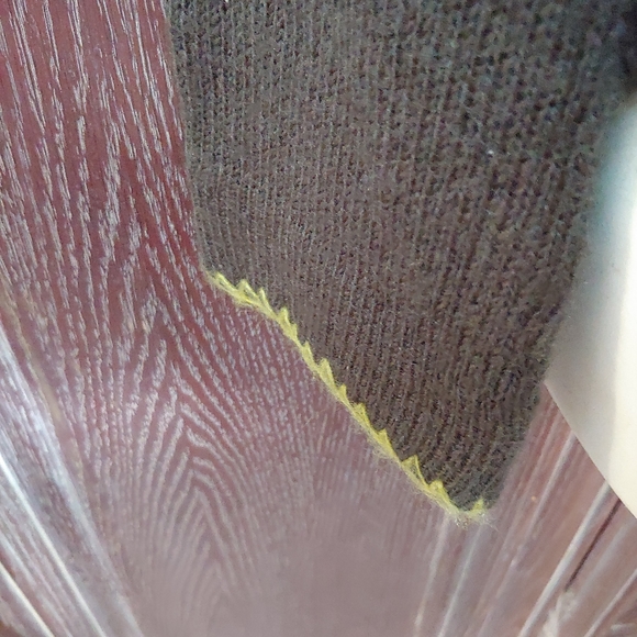 Woman's sweater and mitts set - Picture 3 of 5